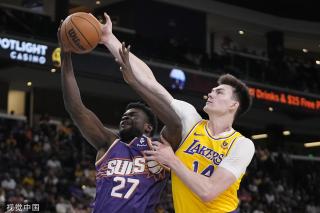 在中场控球 在中场控球